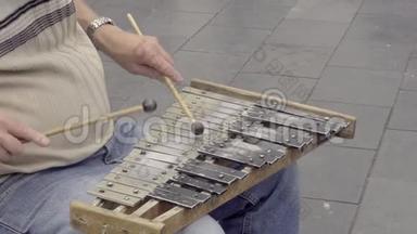 一个街头音乐家演奏自制的木琴